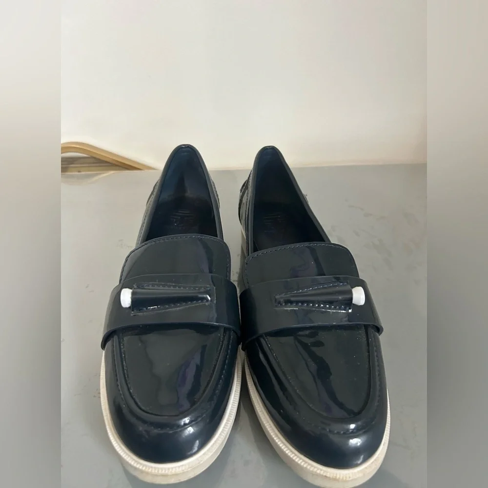 Tory Burch Sport Navy Patent Leather Pocket Tee Golf Loafers Size 7 preppy